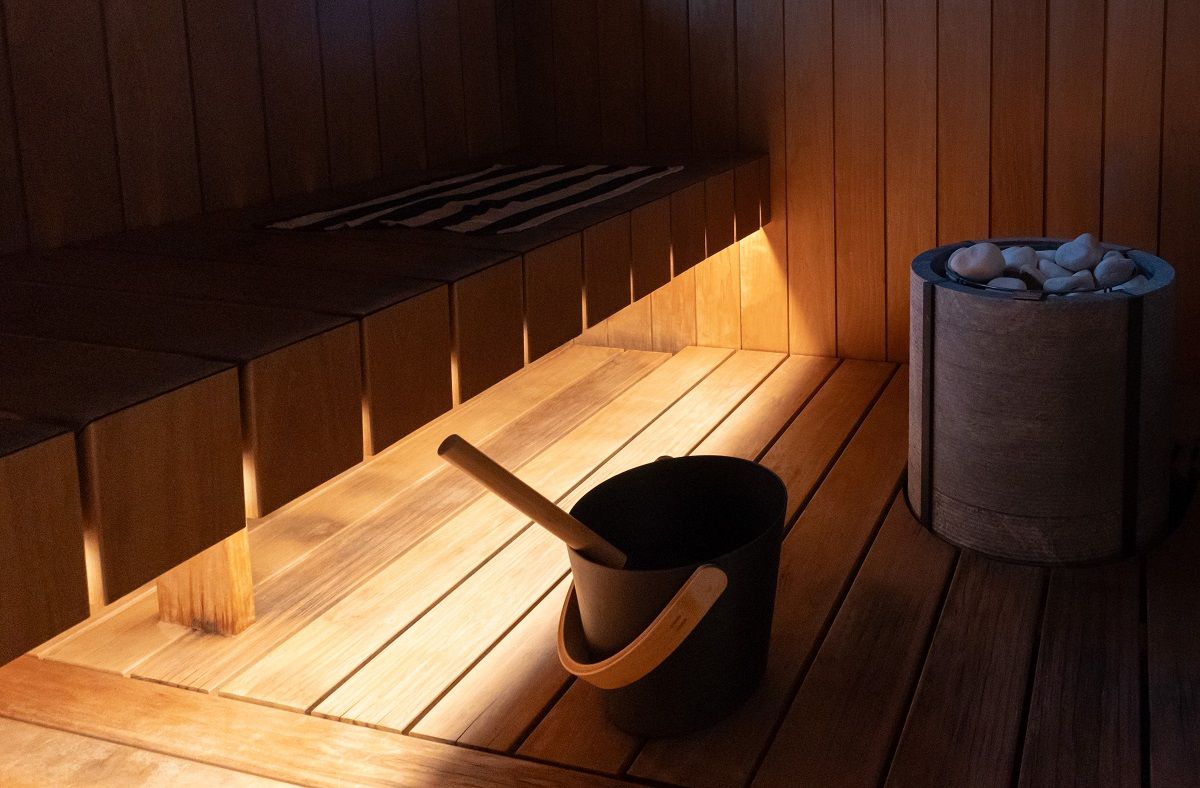 At the front edge of the seating area, a LED strip in a warm shade of 3 000 K as indirect light illuminates the wooden boards.